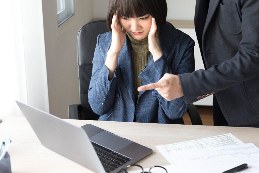 大人の発達障害　知識があなたを助ける
発達障害の症状
上司に叱られる女性