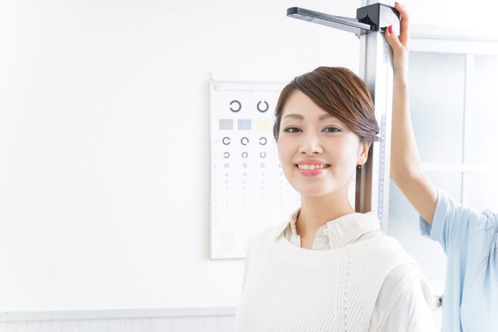 恋愛がうまくいく？引き寄せの法則の真実
身の丈を伸ばす
身長を計る女性