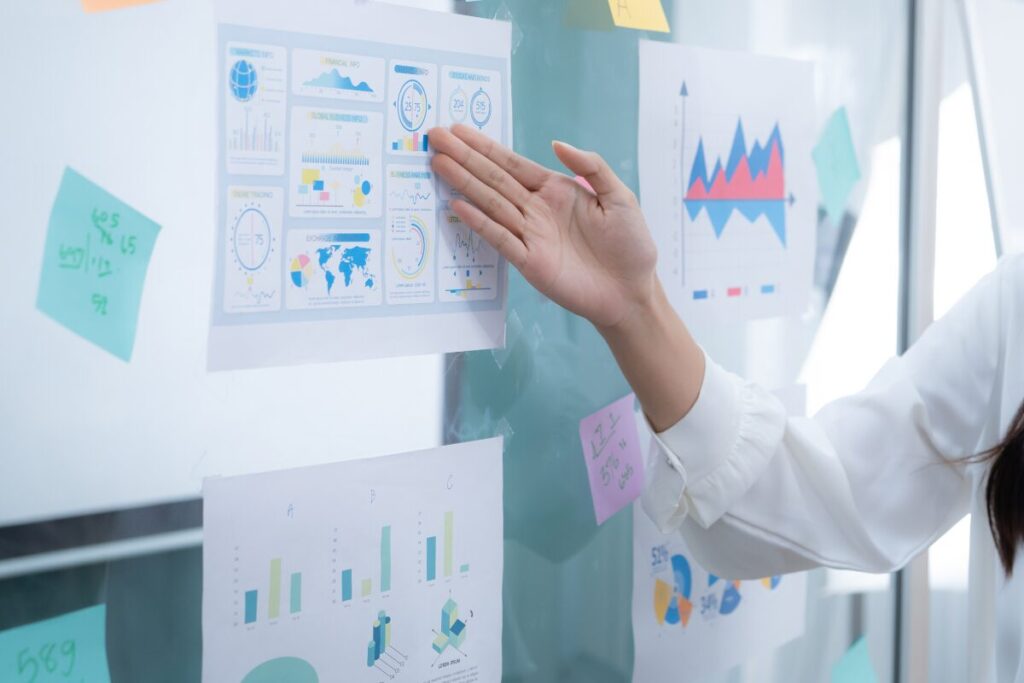 大人の発達障害　知識があなたを助ける
発達障害の割合
グラフを指し示す女性