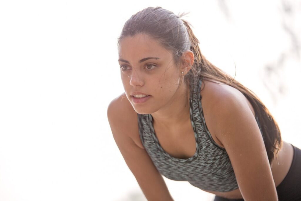 週末までに足を細く！七日間チャレンジ
ストレッチから
屈伸をする女性