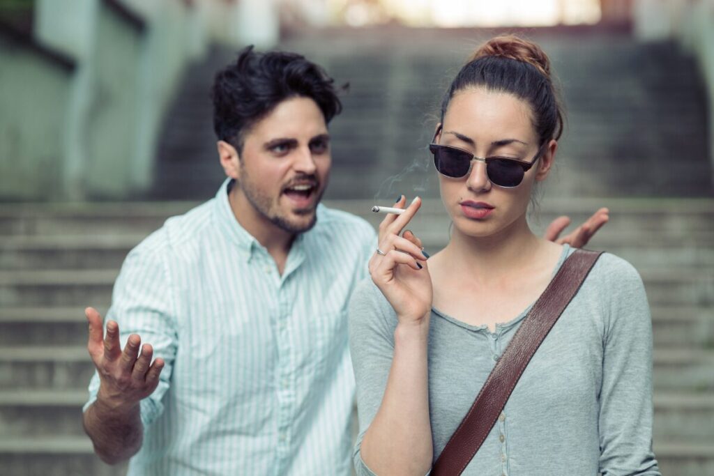 自己肯定感が低い女の恋愛
百害あって一利なし
タバコを吸う女性と迷惑がる男性