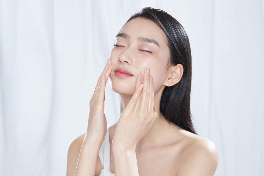 恋愛がうまくいく？引き寄せの法則の真実
イケてる顔の女子
頬に手をあててうっとりする女性