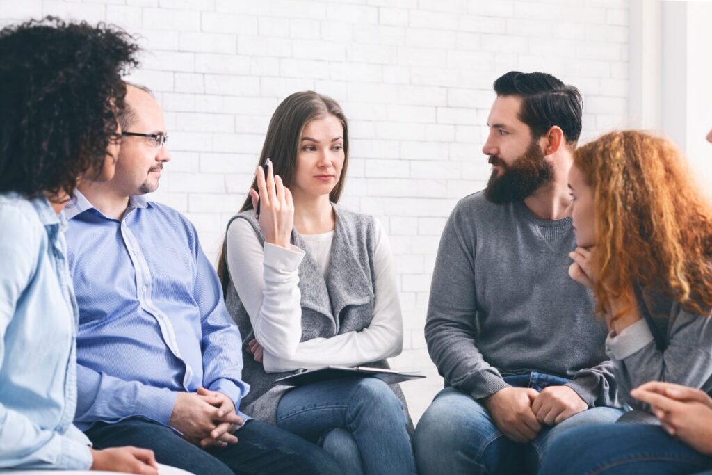 自分磨きに必要な本当のこと
人の意見を聞く
周囲の人に話しを聞く女性