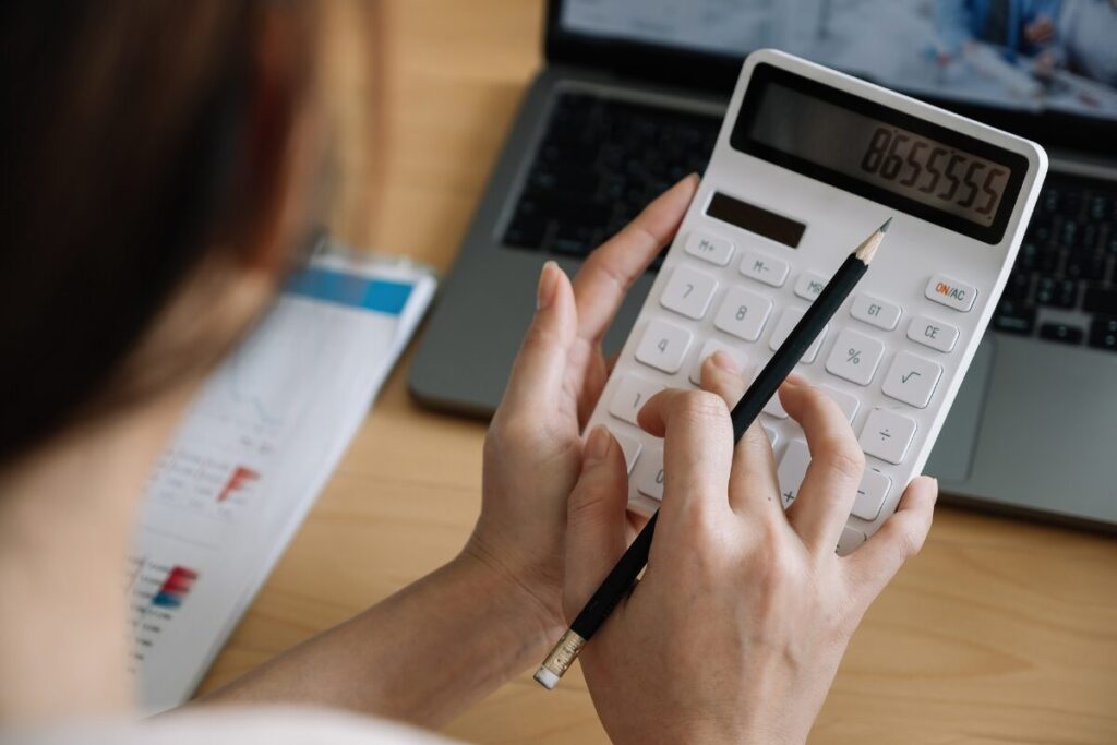 初デートの割り勘ってあり?なし?
割り勘の方がうまくいく
電卓をたたく女性