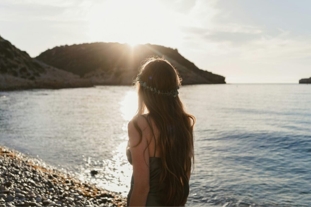 マッチングアプリ　フェードアウトが失礼なんて言ってられない！
会った後でも起きるのがフェードアウト
後ろを向いて去る女性