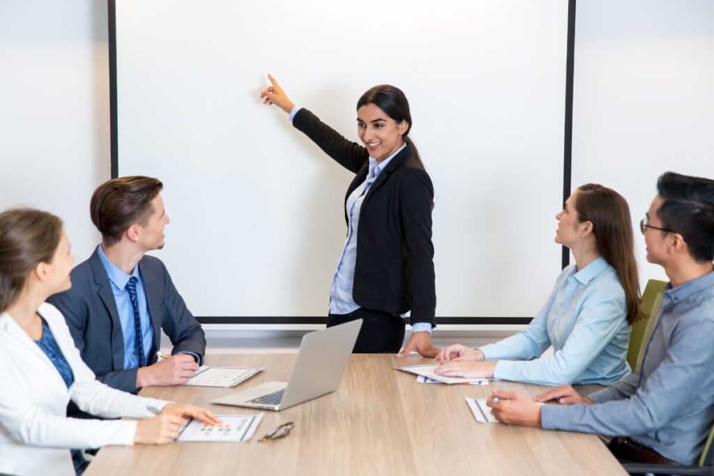 仲良し夫婦！理想の結婚生活の作り方
表現の仕方
プレゼンをする女性