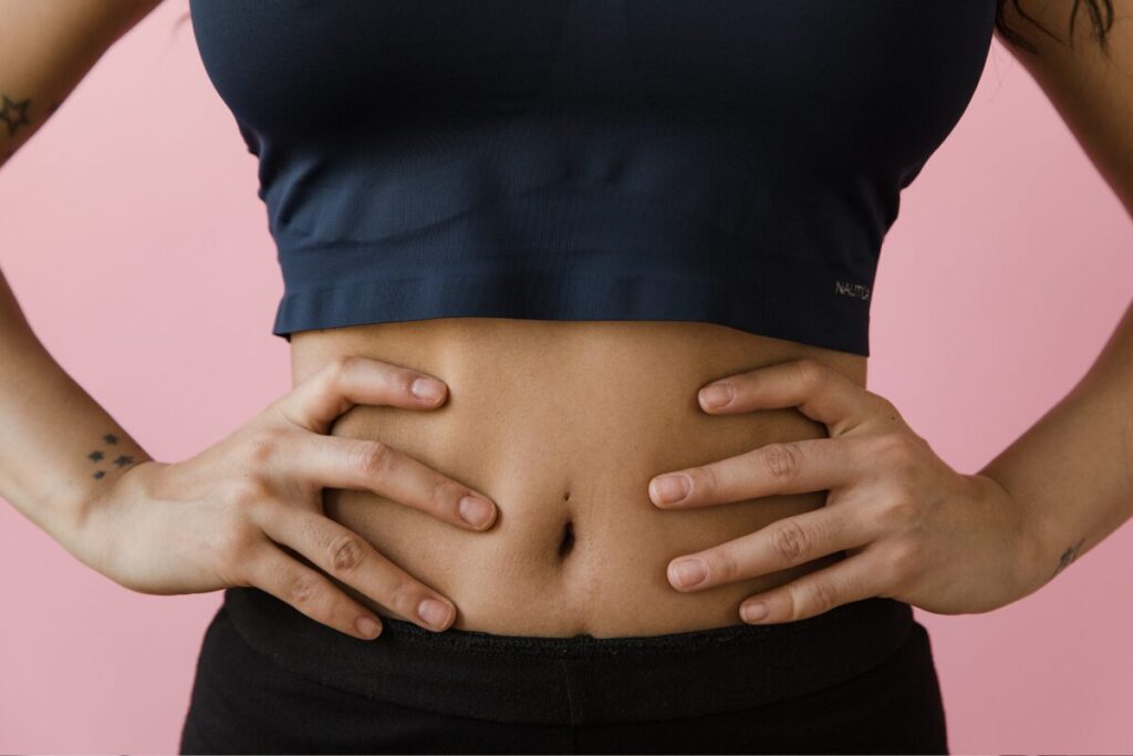 週末までに足を細く！七日間チャレンジ
エクササイズ
引き締まった身体の女性