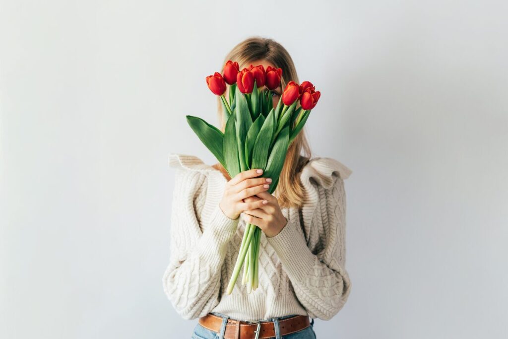 マッチングアプリで顔出ししない女性
それでもいいねをする男性の心理
花束で顔を隠す女性