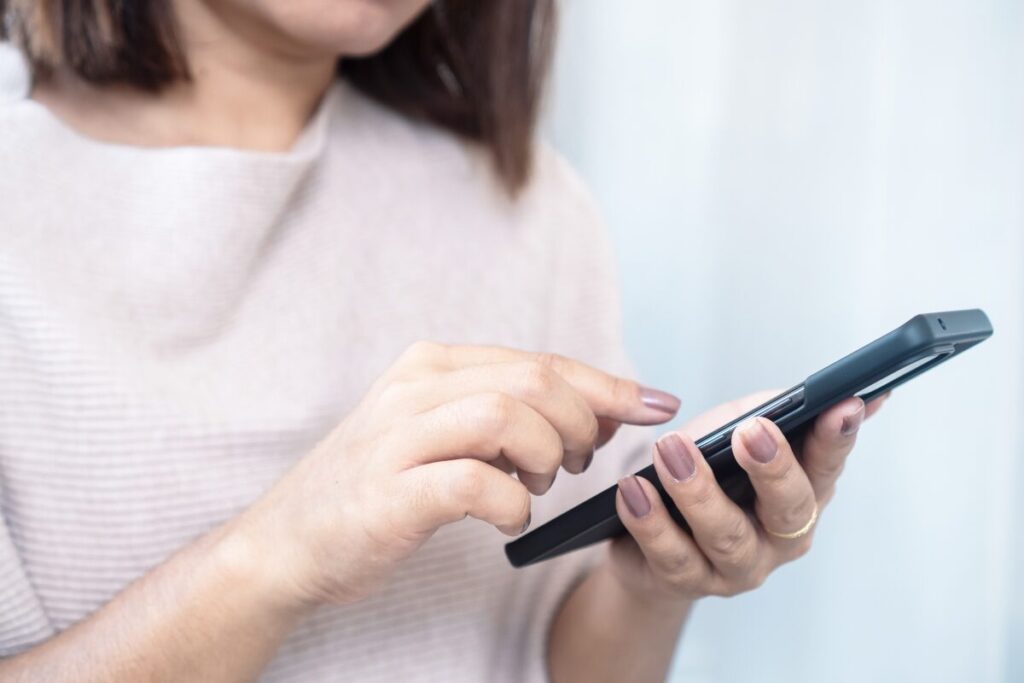 大人の発達障害　知識があなたを助ける
自己認識
アプリをいじる女性