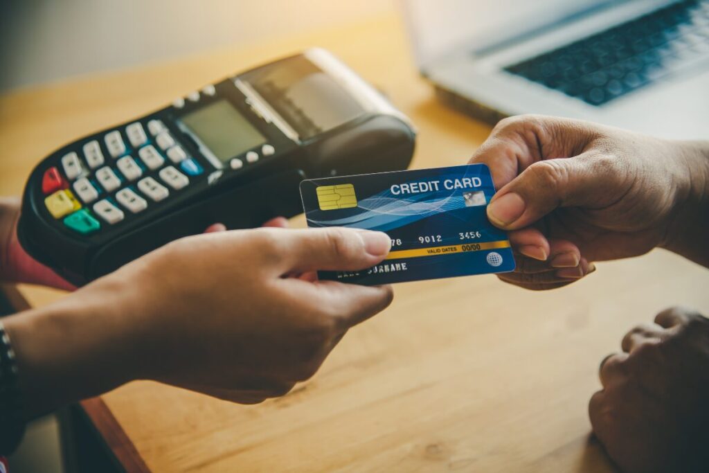 初デートの割り勘ってあり?なし?
もうこれで良いのでは?
会計をする男性