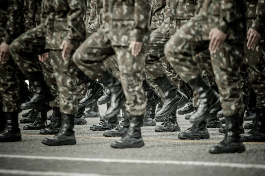 護身術なんてやめて！本当に使える女性のための防犯術
プロが言う最も有効な方法
行進する軍隊