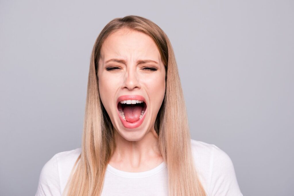 護身術なんてやめて！本当に使える女性のための防犯術
普段からの準備
大声で叫ぶ女性