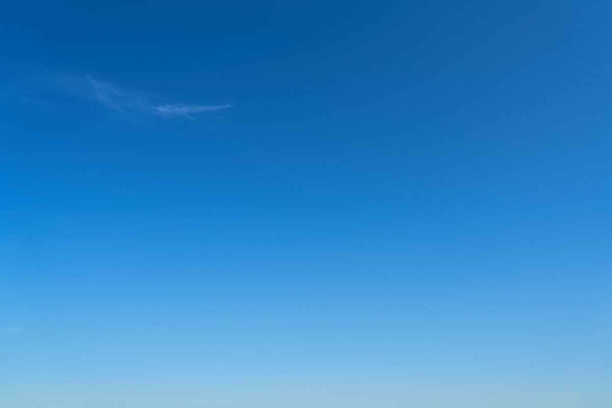 天高く乙女恋する秋 秋の空は高く澄み、オヒトリサマがやがて来る厳しい冬の前に慌てふためく季節です。恋する乙女にとって身も心も温かい冬を迎えるためのタイムリミットが近づいています。芸術とか食欲とか言ってる場合じゃありませぬ