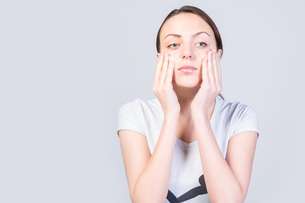 姿勢が整えば小顔になる説？ ことあるごとに姿勢は大事とお伝えしてきましたが、相変わらず猫背やスマホネックでペンギンの様に歩いているあなた。これを聞いたら今日から早速姿勢を正すに違いないという説をお伝えします！