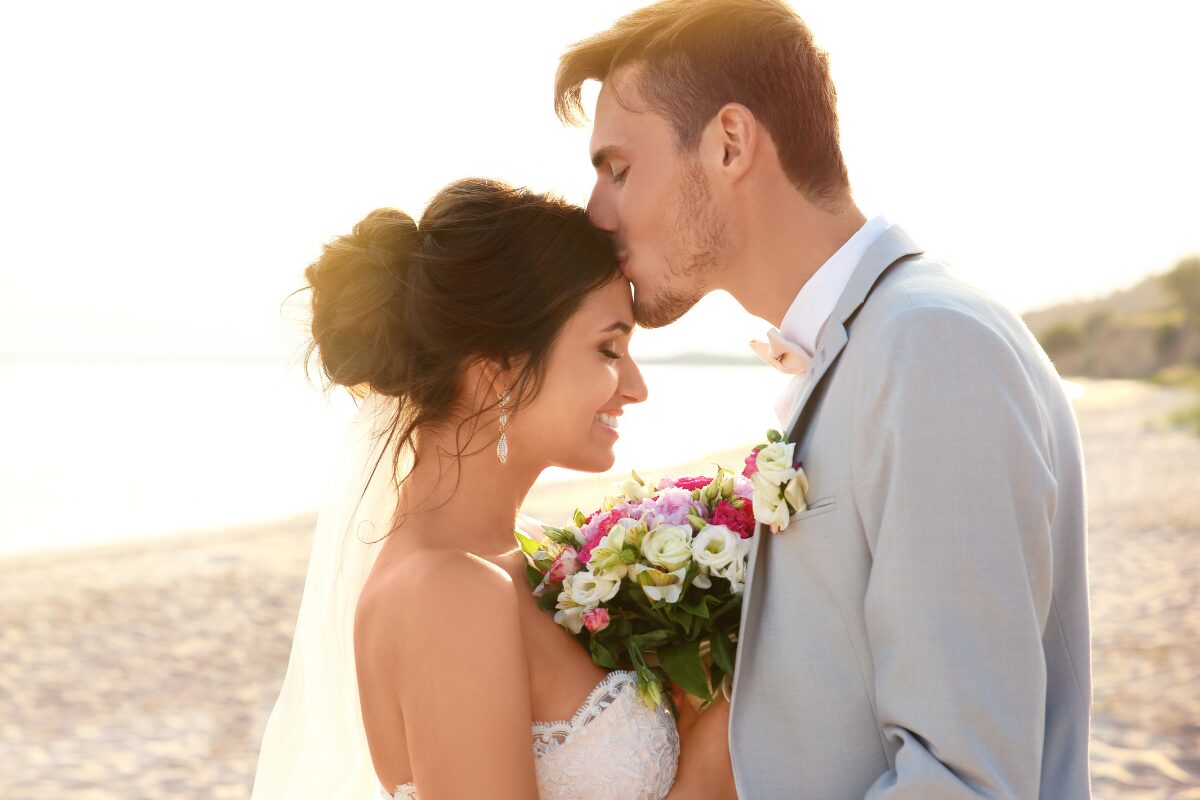 結婚は人類に必要です 結婚とは法律的に認められた男女のむすびつきであり家族を形成するための基盤となるものです。とか堅い話は抜きにして結婚は人類が絶滅しないために絶対必要なものなのです。