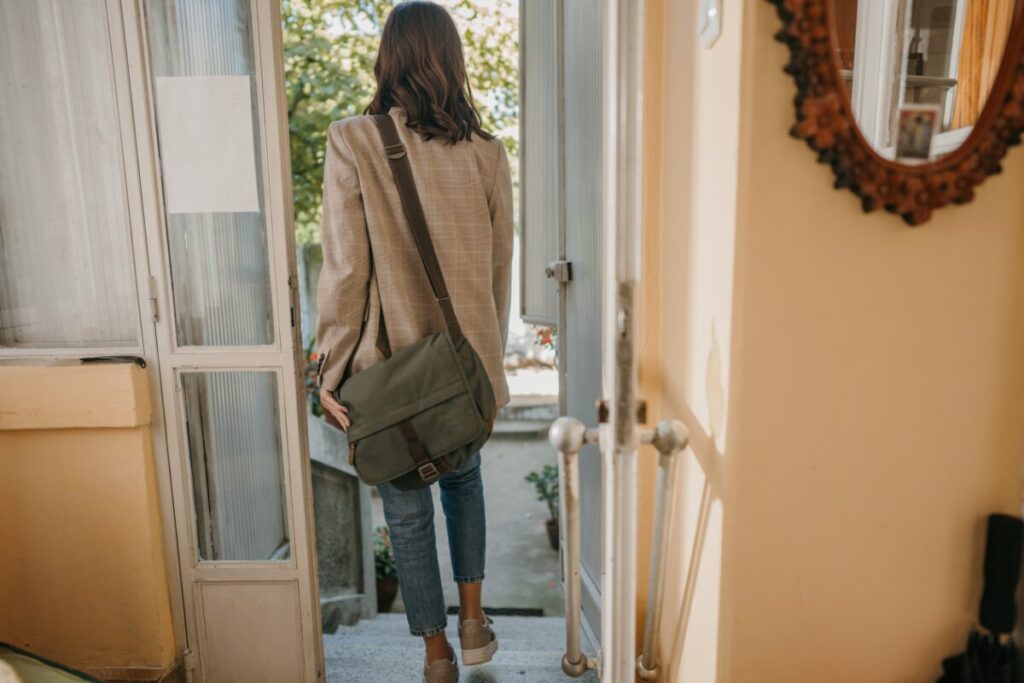 結婚相談所　やめた方がいい？
結婚相談所をやめた理由
ドアを閉めて去る女性