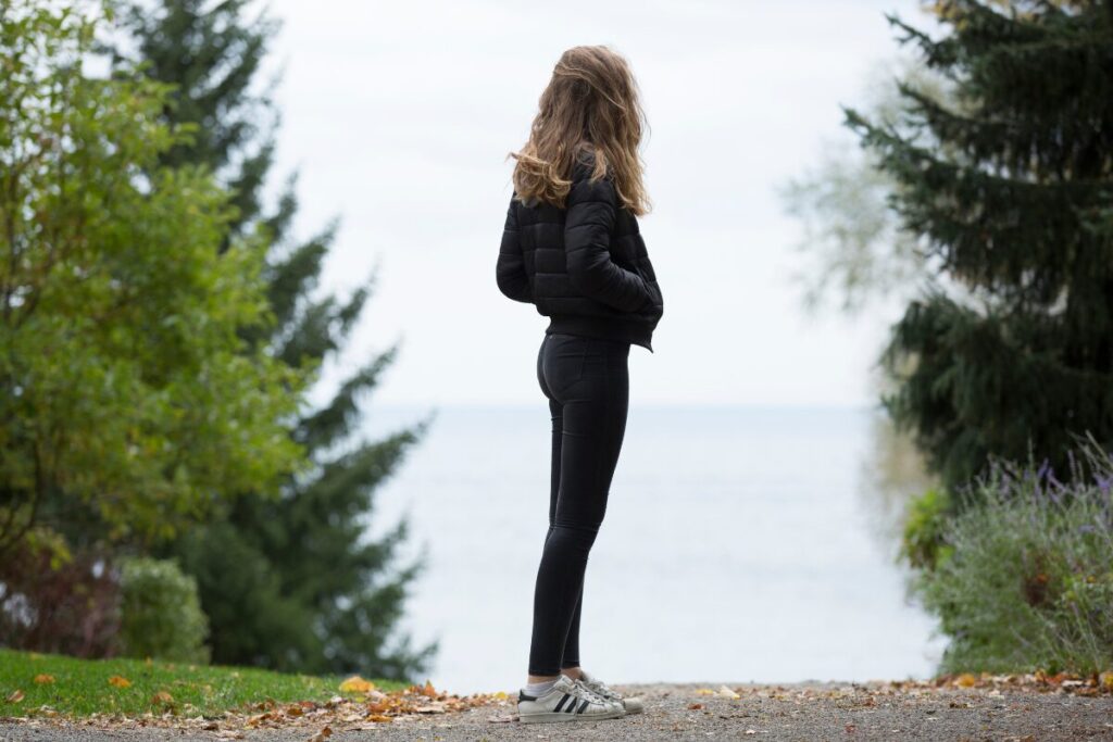 販売戦略会議　売れないオヒトリサマ必見、目からうろこの戦略とは？
ワタシの基本スペック
すっと立つ女性