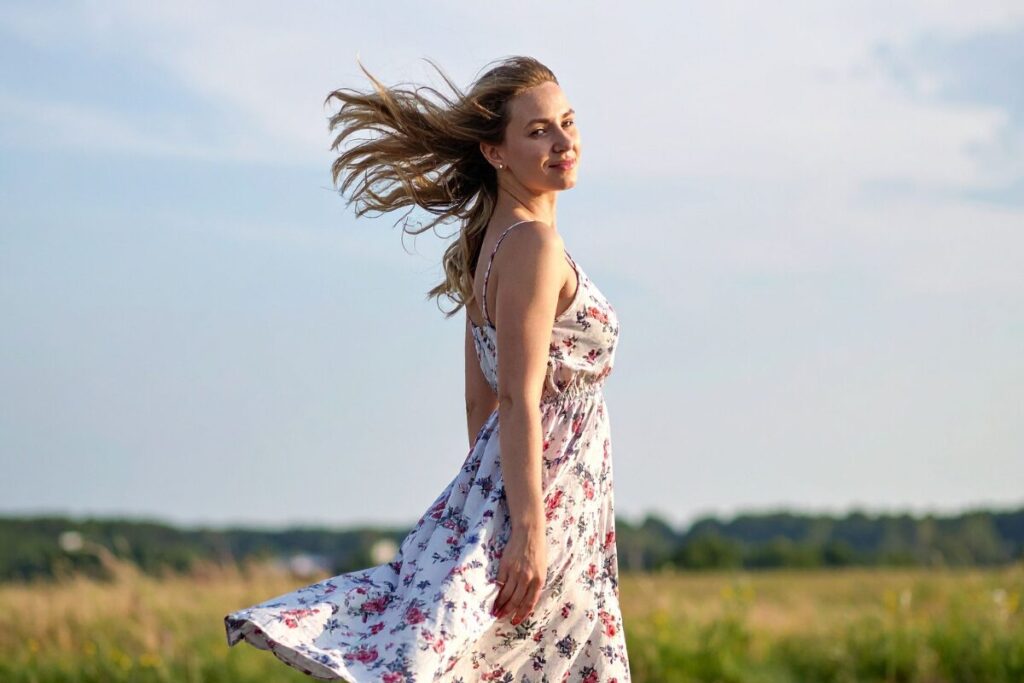 姿勢が整えば小顔になる説？
無理のない姿勢
リラックスして立つ女性