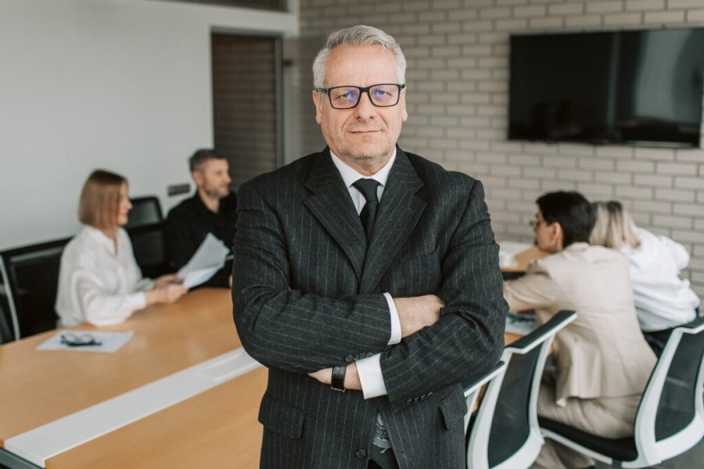 販売戦略会議　売れないオヒトリサマ必見、目からうろこの戦略とは？
統括本部長（65歳嘱託●害）より
老害風な男性