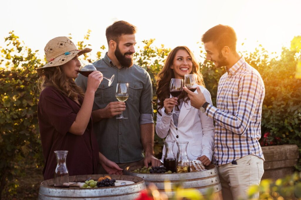 ハロウィンってなんだ！
何のお祭りなの？
野外で食事を楽しむ男女