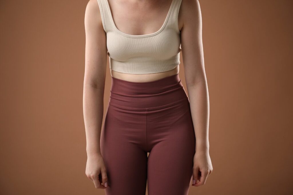 姿勢が整えば小顔になる説？
無理のある姿勢
猫背の女性