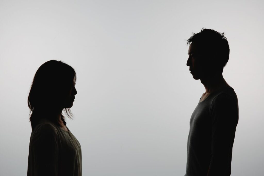 恋愛の駆け引きなんて意味がない？
他の異性をチラつかせる
カップルのシルエット