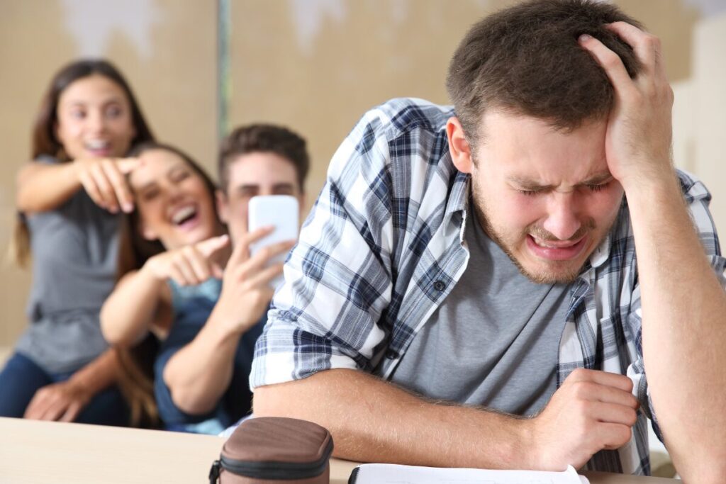 フェーズC約550日目
いじめられる男性