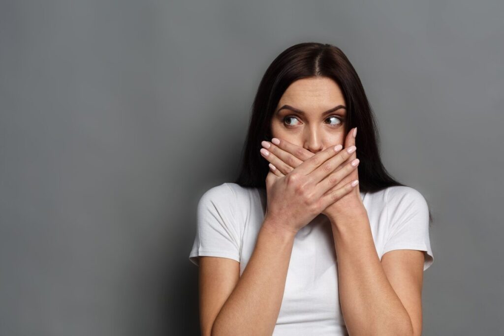 ちょっと幅取り過ぎじゃない？心のデブとは？
気付いていない人
口に手をあててはっとする女性