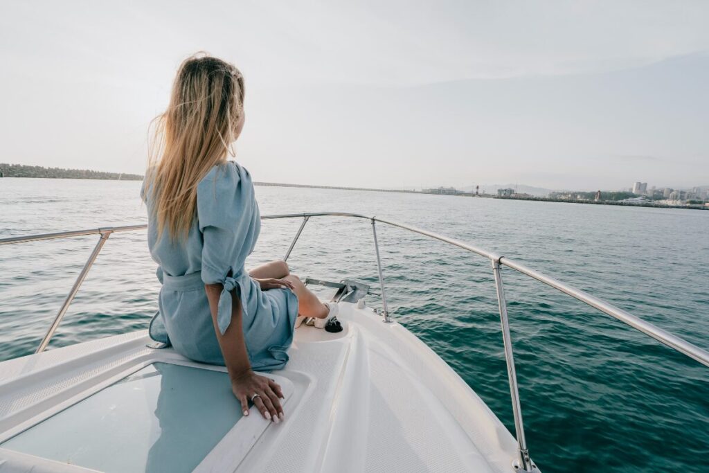 開運！について
流れを読む
船の帆先に立つ女性