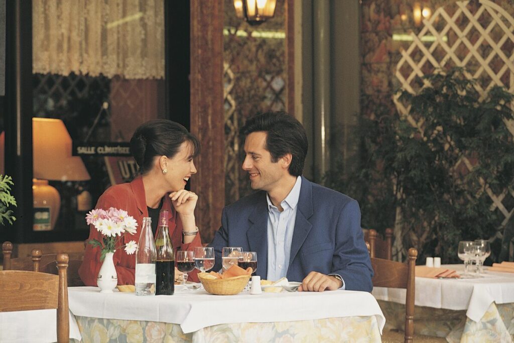 必見！幸せな結婚をつかむための条件
最も大切な条件
食事をするカップル