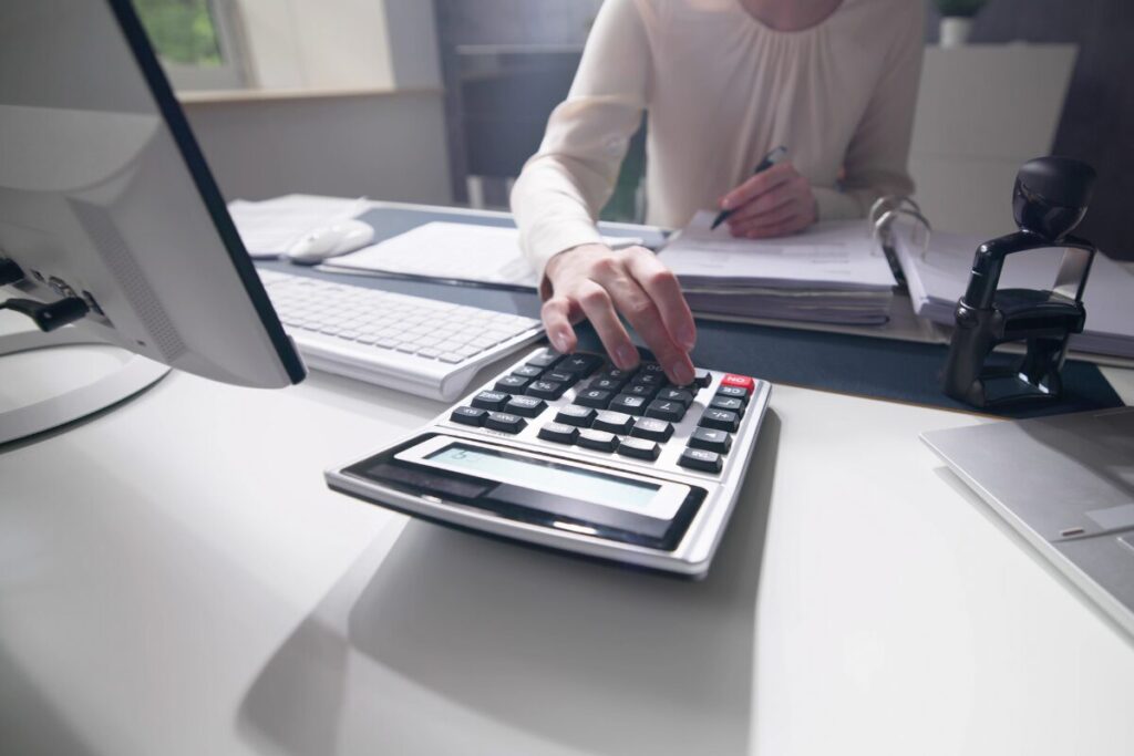 結婚相談所　やめた方がいい？
費用対効果
電卓を叩く女性