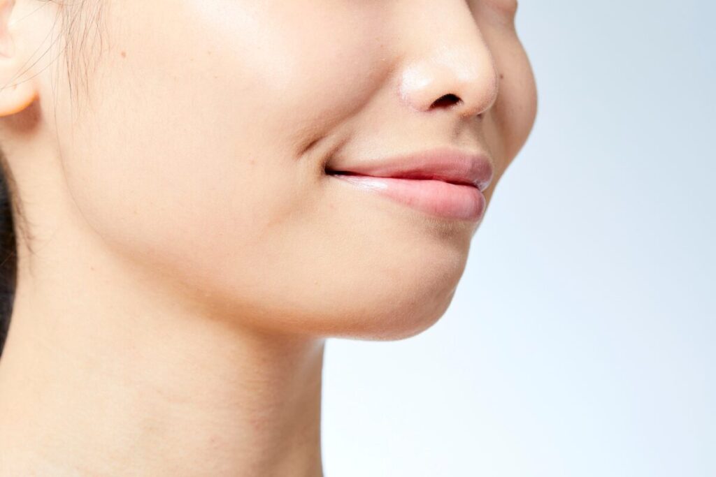 姿勢が整えば小顔になる説？
小顔になるには
微笑む女性