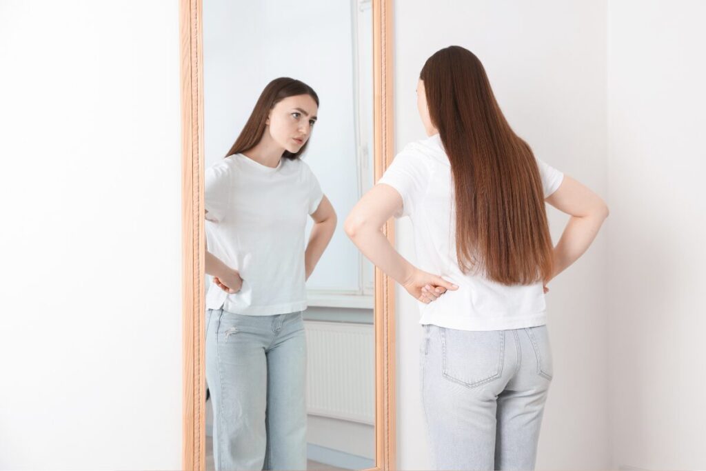 いつまでも私のこと好きでいて！
いつまでも若々しく
鏡の前でポーズをとる女性