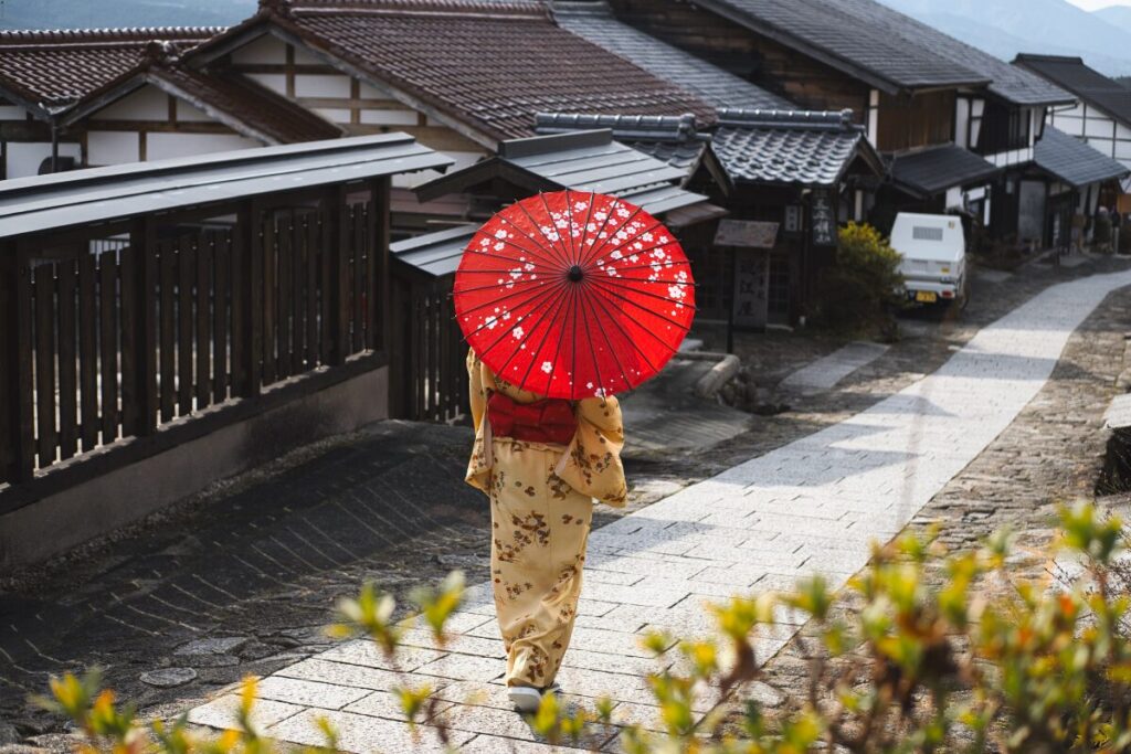 ちょっと幅取り過ぎじゃない？心のデブとは？
日本人らしく
傘をかしげて歩く女性