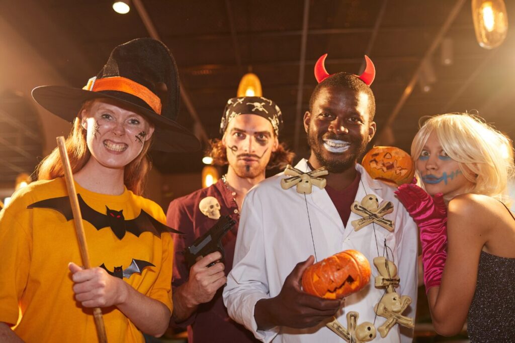 ハロウィンってなんだ！
日本ではいつから
仮装する人々