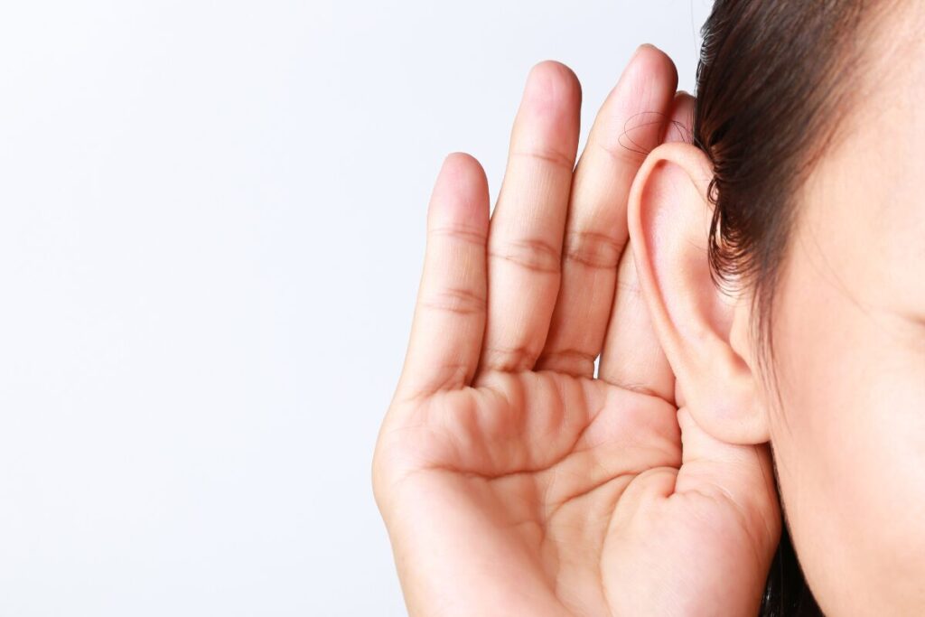 開運！について
運を開くために大事なこと
耳をすます女性