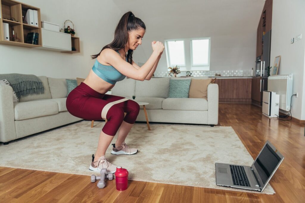 姿勢が整えば小顔になる説？
姿勢をキープするために
スクワットをしている女性