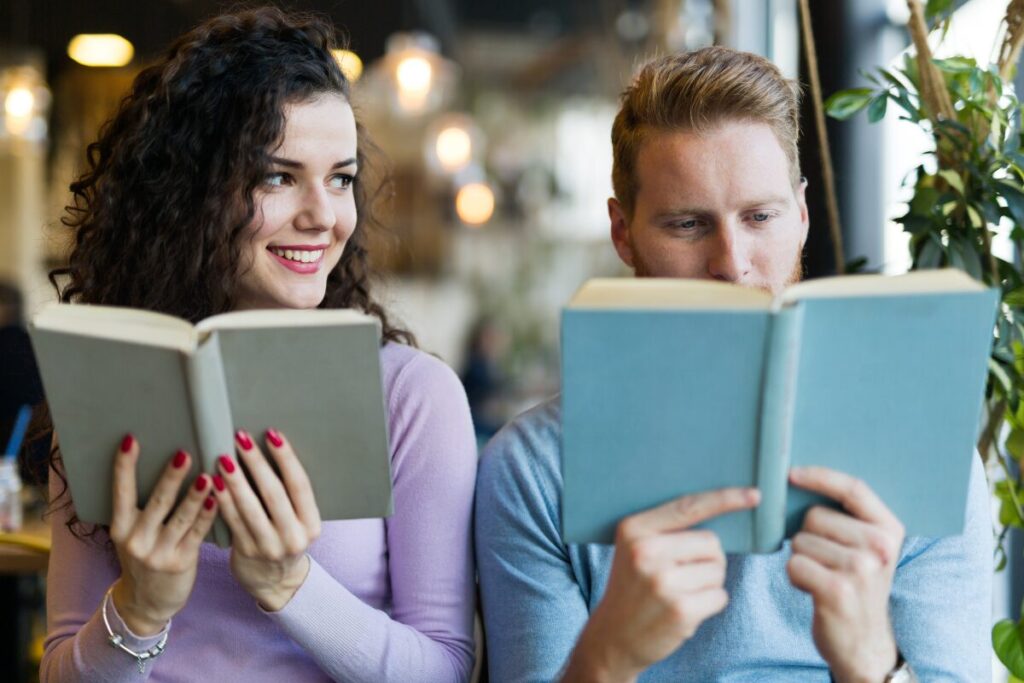 お気に入りの本とカフェ
カフェで読書デート