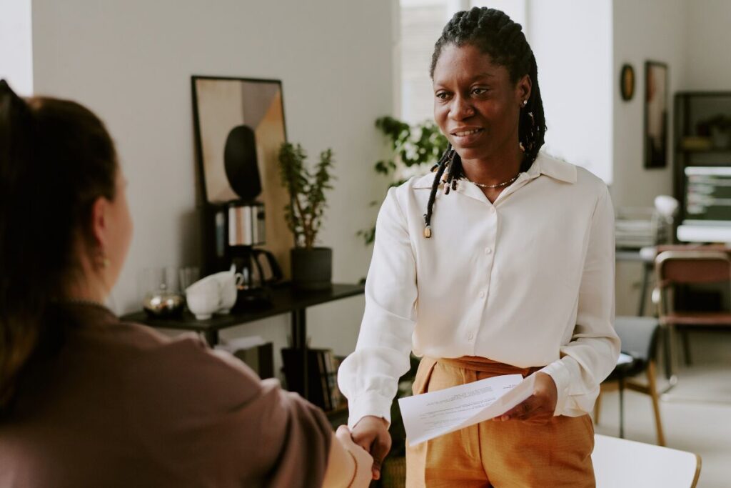 結婚相談所　やめた方がいい？
上手くいくには？
カウンセラーと握手する女性