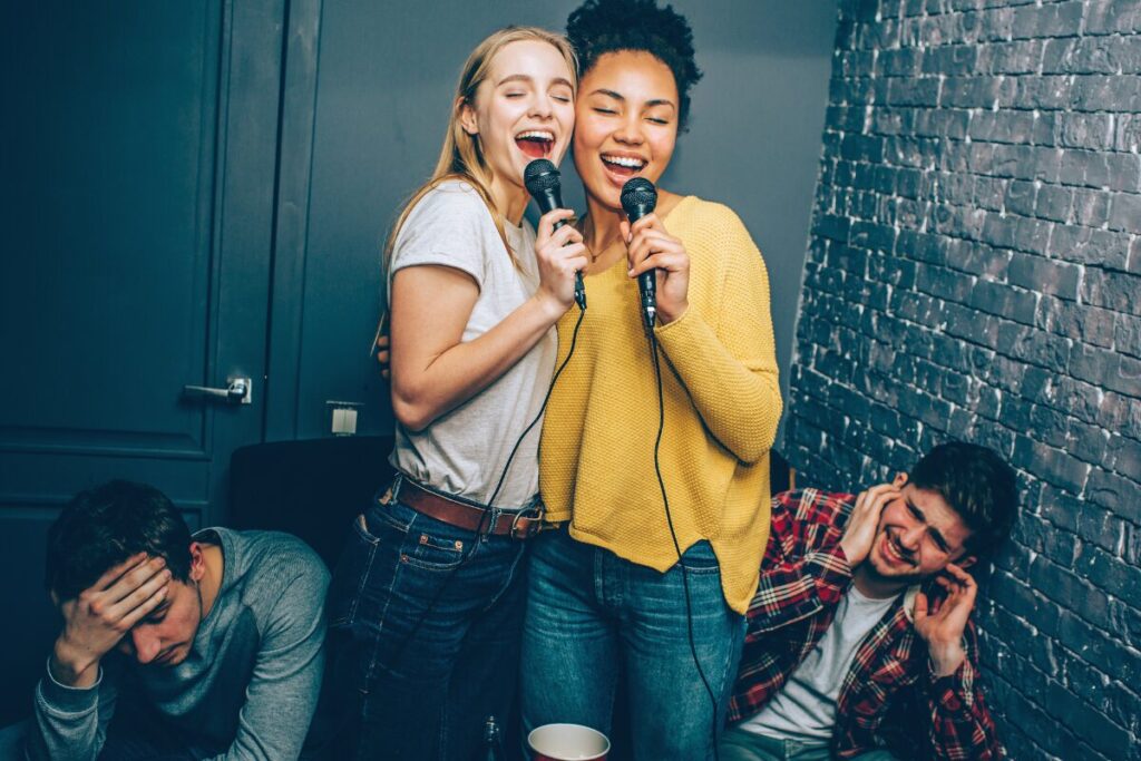 肌年齢なんて！
あなたが美しい肌を保つためには
カラオケを歌う女性