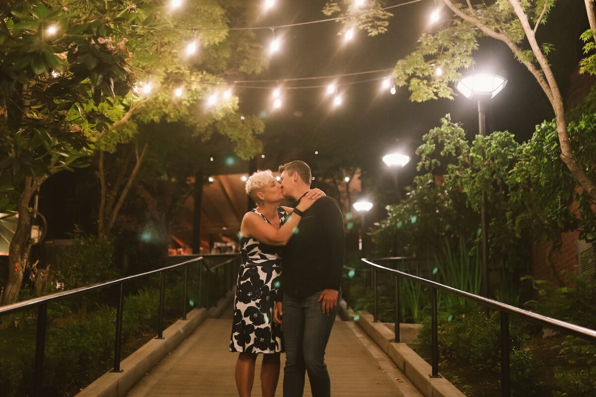 恋人たちのイルミネーション 街はまもなくクリスマス。どこか慌ただしくて、浮わついていて、でもロマンチック。あちこちの街路樹に光が煌めいて恋人たちを盛り上げます。 そう、やっぱりこの季節はイルミネーションです。