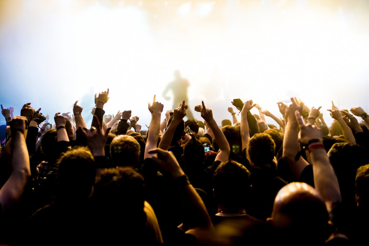 推し活女子の恋愛 世にいう推し活女子、推しによって心が満たされているなら恋愛なんてしなくていいという訳ではないですよね。さて、男性からみた推しがいる女子との恋愛って？