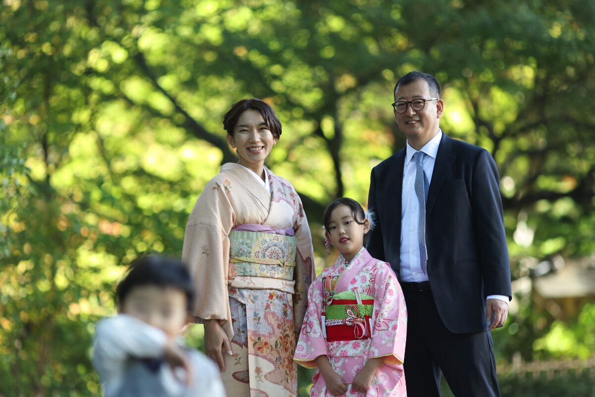 七五三って何？ 三歳、五歳、七歳の節目にお子様の成長を祝い、神様に感謝する七五三。今回は知っているようで知らない七五三についてちょっと掘り下げてみました。