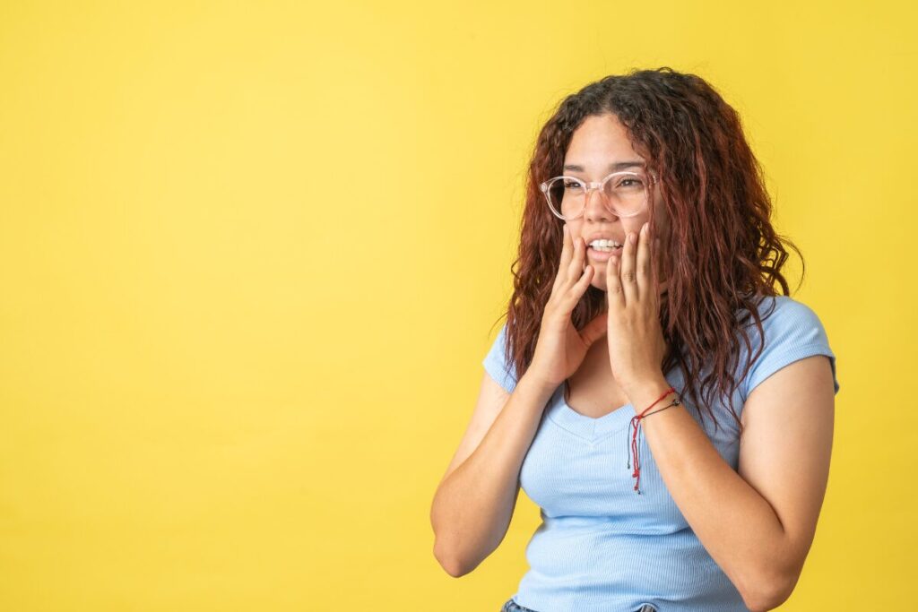 乾燥の季節です
乾燥が肌に悪いわけ
両頬に手をあてる女性