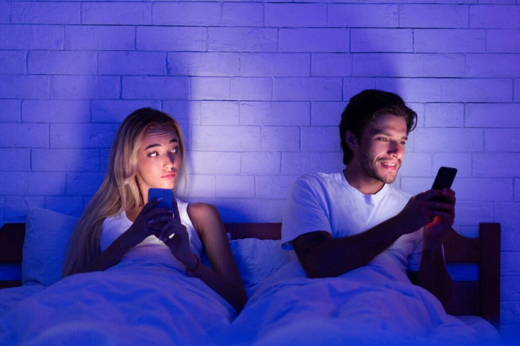 浮気の現実と予防
既婚者の浮気
ベッドでスマホをこっそり見る男性