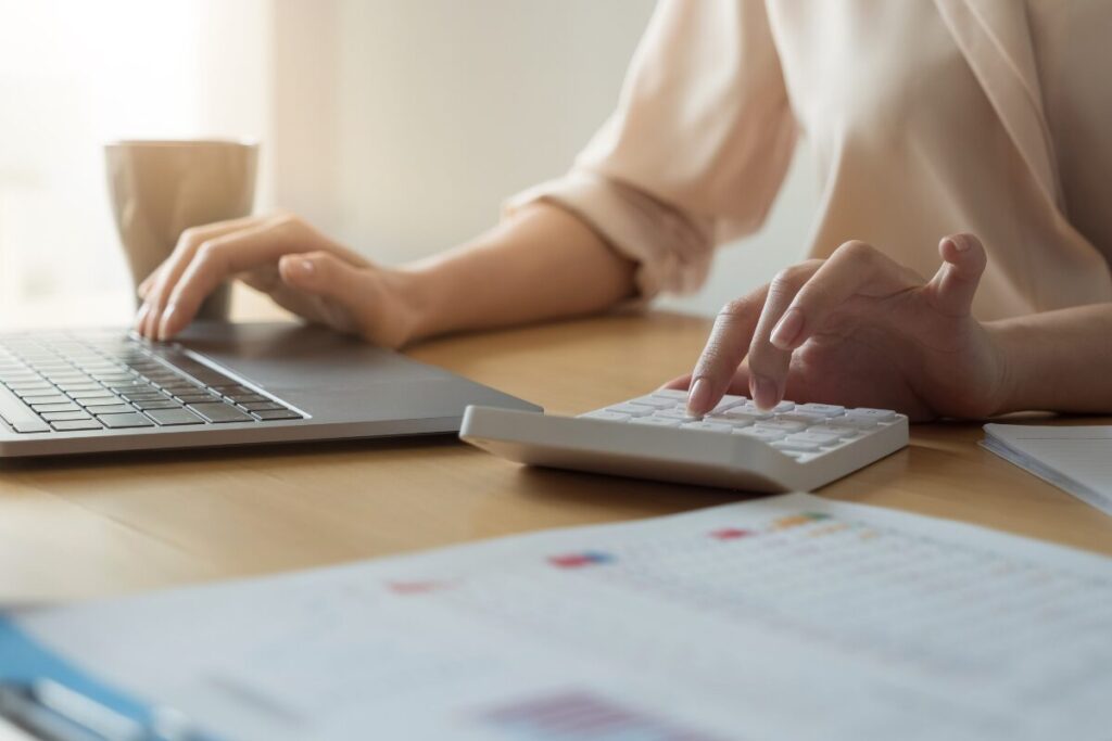 早く結婚した方がいい
経済的な不安
家計簿をつける女性