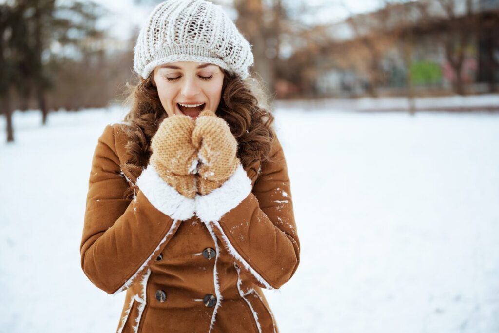 乾燥の季節です
外気の湿度
白い息を吐く女性