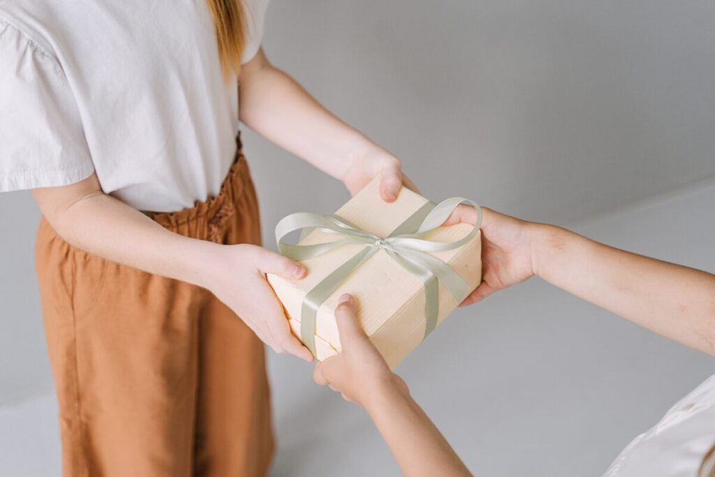 サンタさんって誰？
クリスマスのプレゼントはお早目に
プレゼントを渡す人