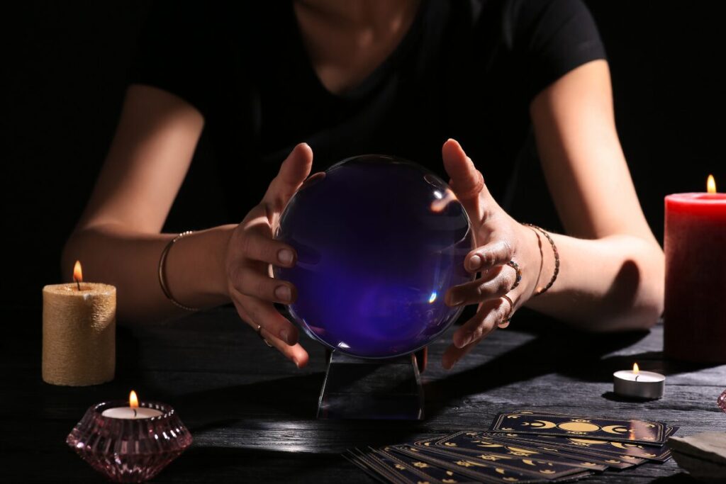 恋人がいない人は心の扉をあけるのです
起き得る未来
水晶玉で占う女性