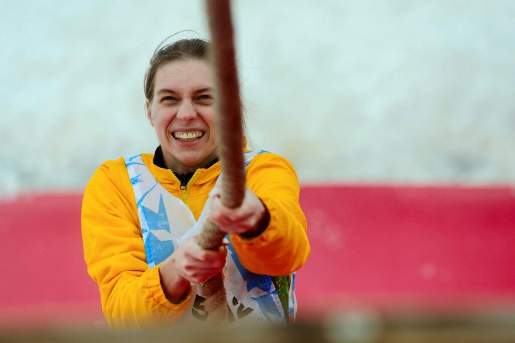 ロクデナシを引き寄せるオンナ
引き寄せるオンナ
ロープを引っ張る女性